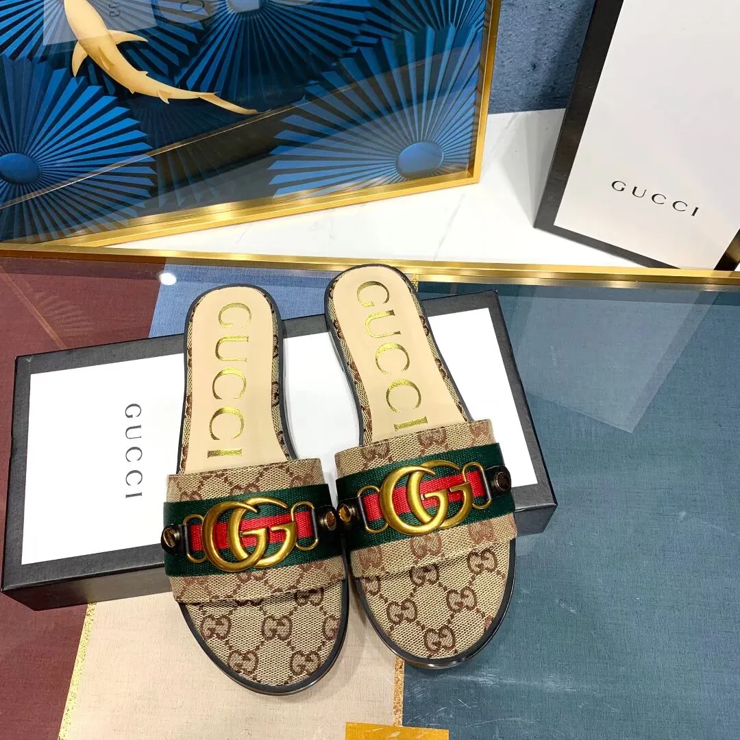 👟👟Ex-factory price 280👟👟 Gucci slippers. All in sheepskin. Sheepskin feet with original GUCCI bronze buckles. High-end atmosphere. Wear-resistant and non-slip branded rubber outsole. 35-42 yards. (41*42 can be customized, non-refundable and non-exchangeable* Welcome new and old customers to sell as shown in the picture)